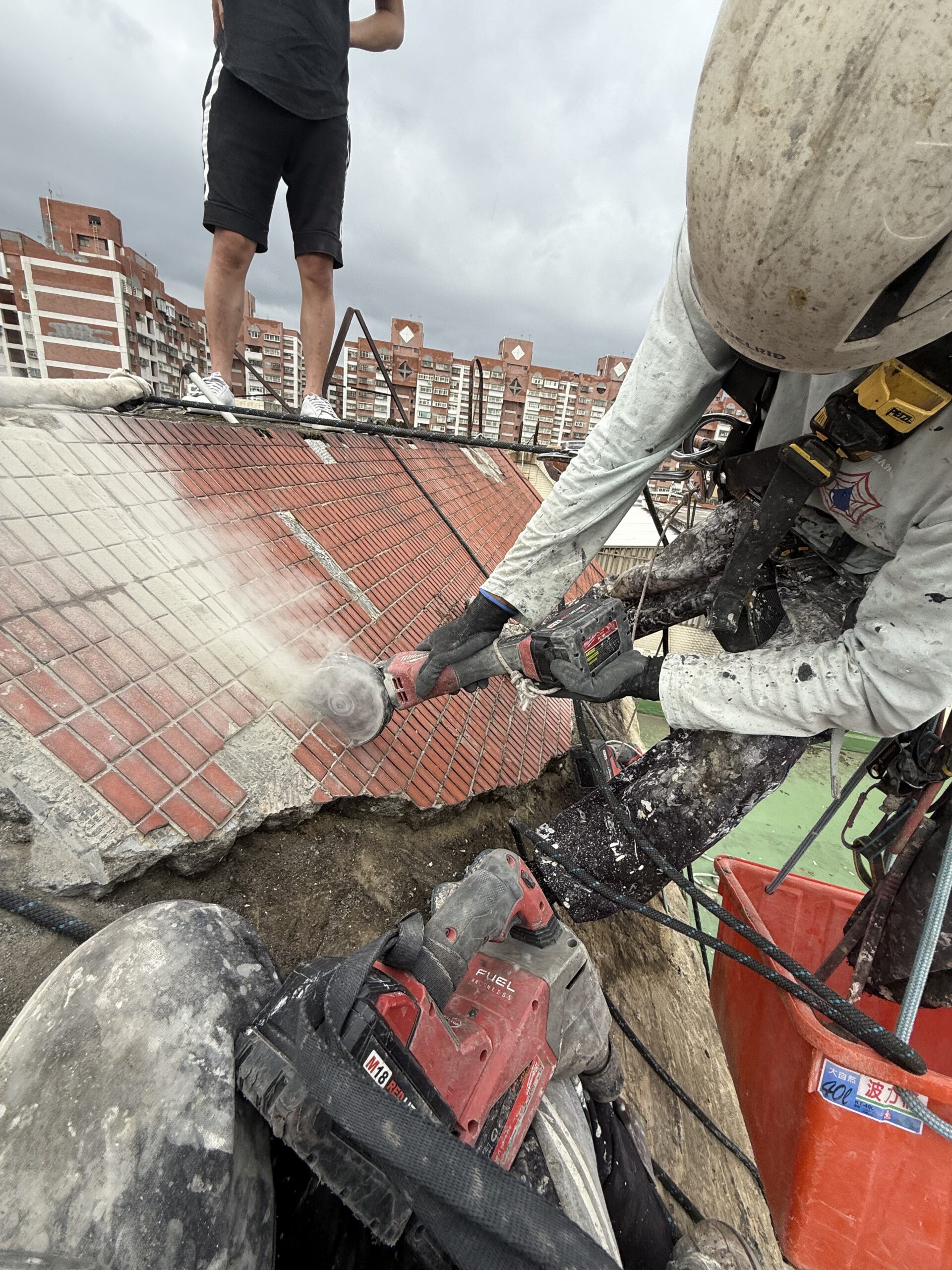 桃園市八德區公寓頂樓外牆空心打除工程施工