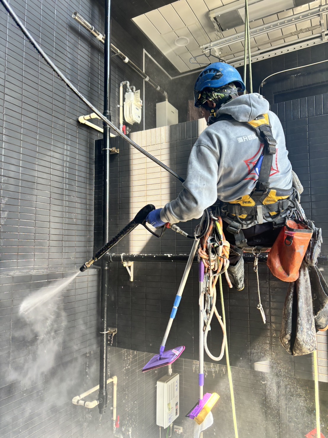 磁磚清洗可以自己來嗎？DIY跟專業清洗的差別