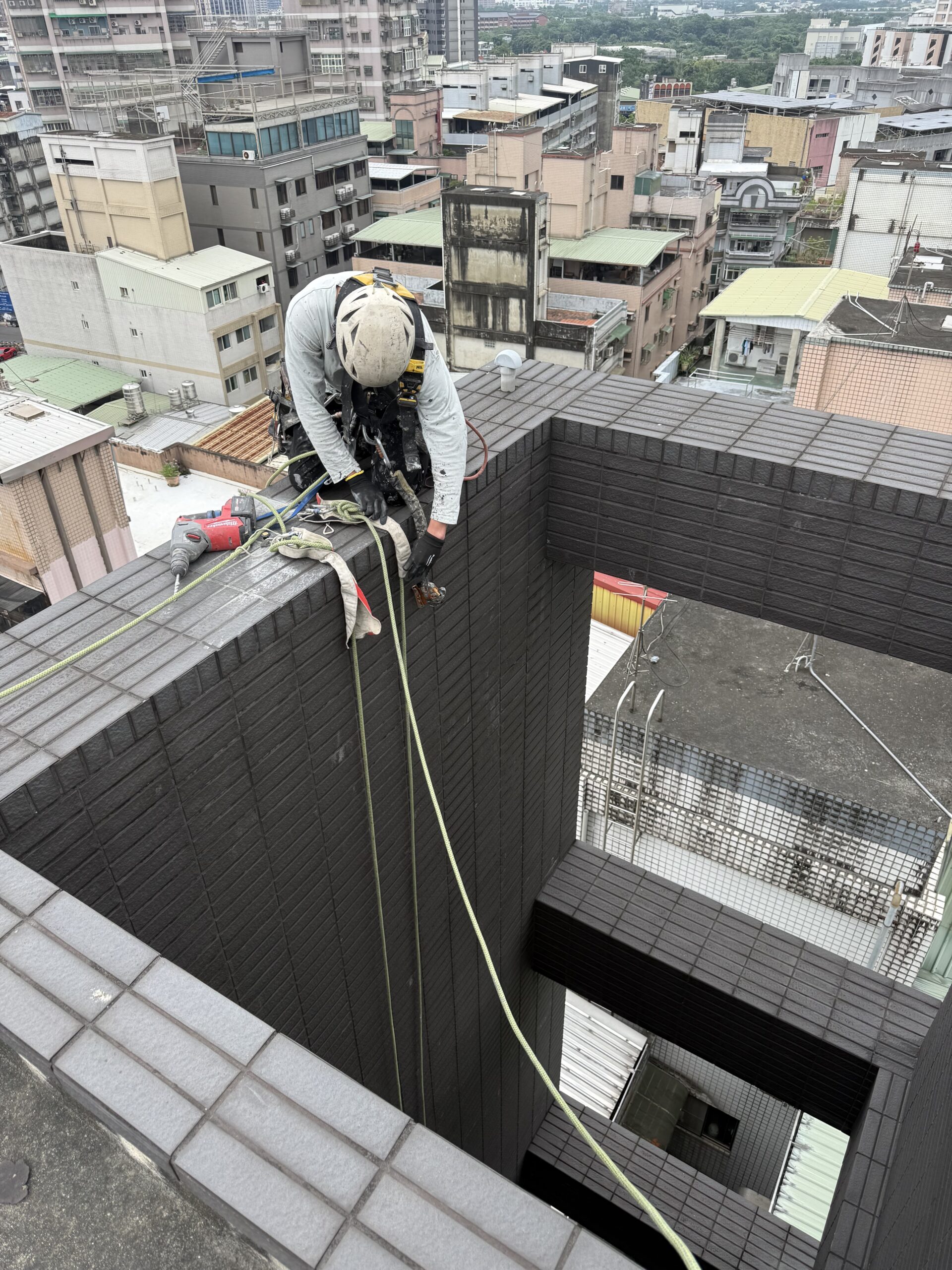 外牆施工到一半下雨怎麼辦？臨場處置與補工說明