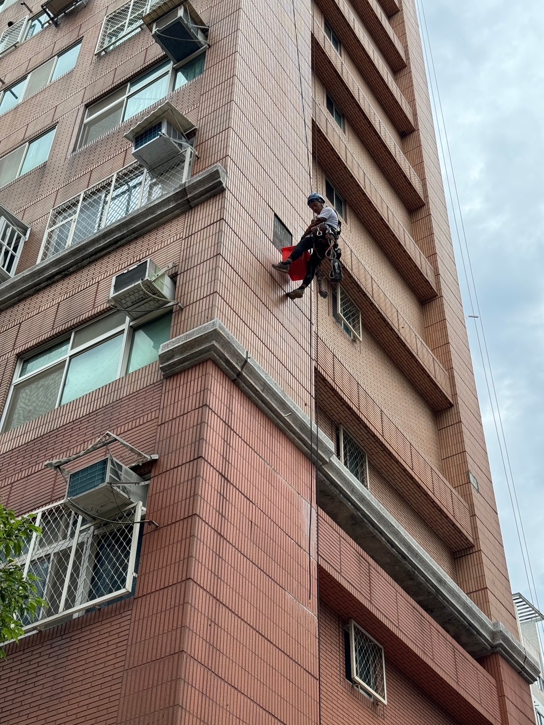 外牆工程｜桃園市桃園區社區外牆磁磚空心拆除回貼工程｜瀛升外牆工程