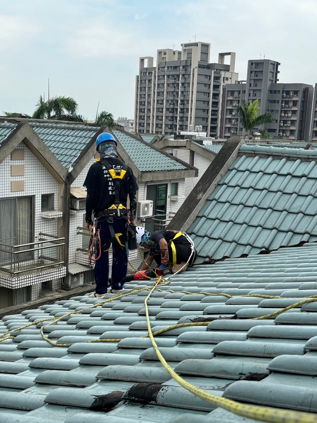 外牆工程｜桃園市龍潭區透天屋頂排水溝清瘀排水溝防水工程｜瀛升外牆工程